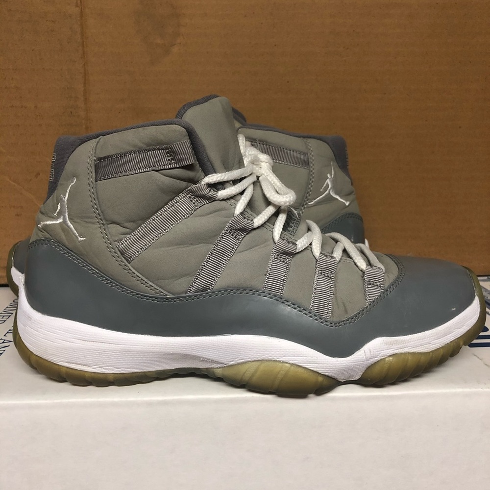Jordan 11 kool grey size 9 used has wear and tear